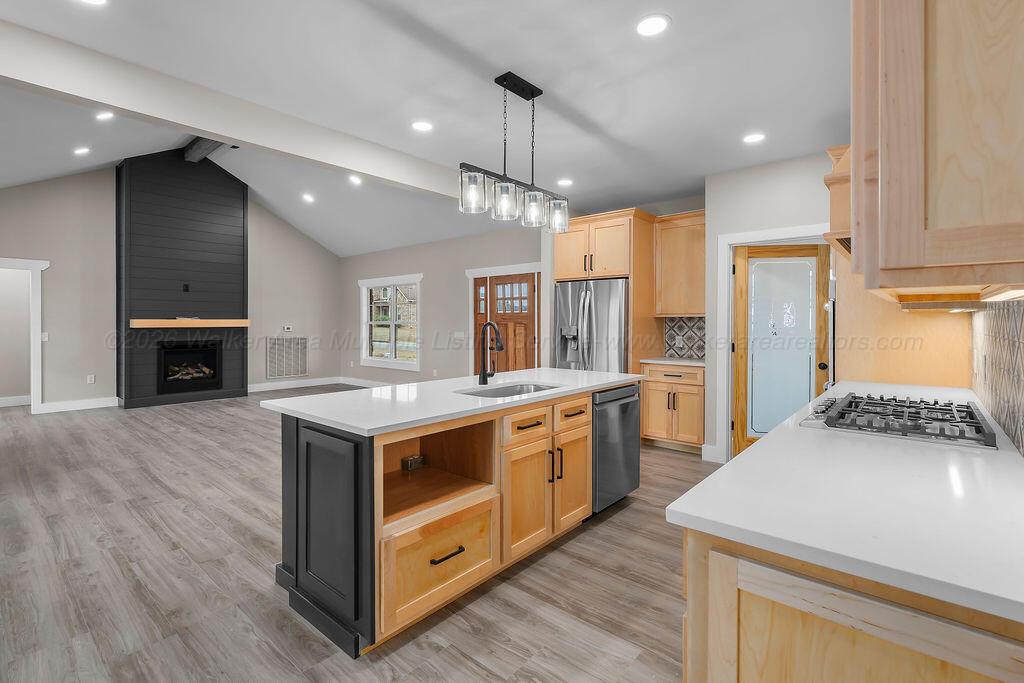 48 LAKESIDE Dr