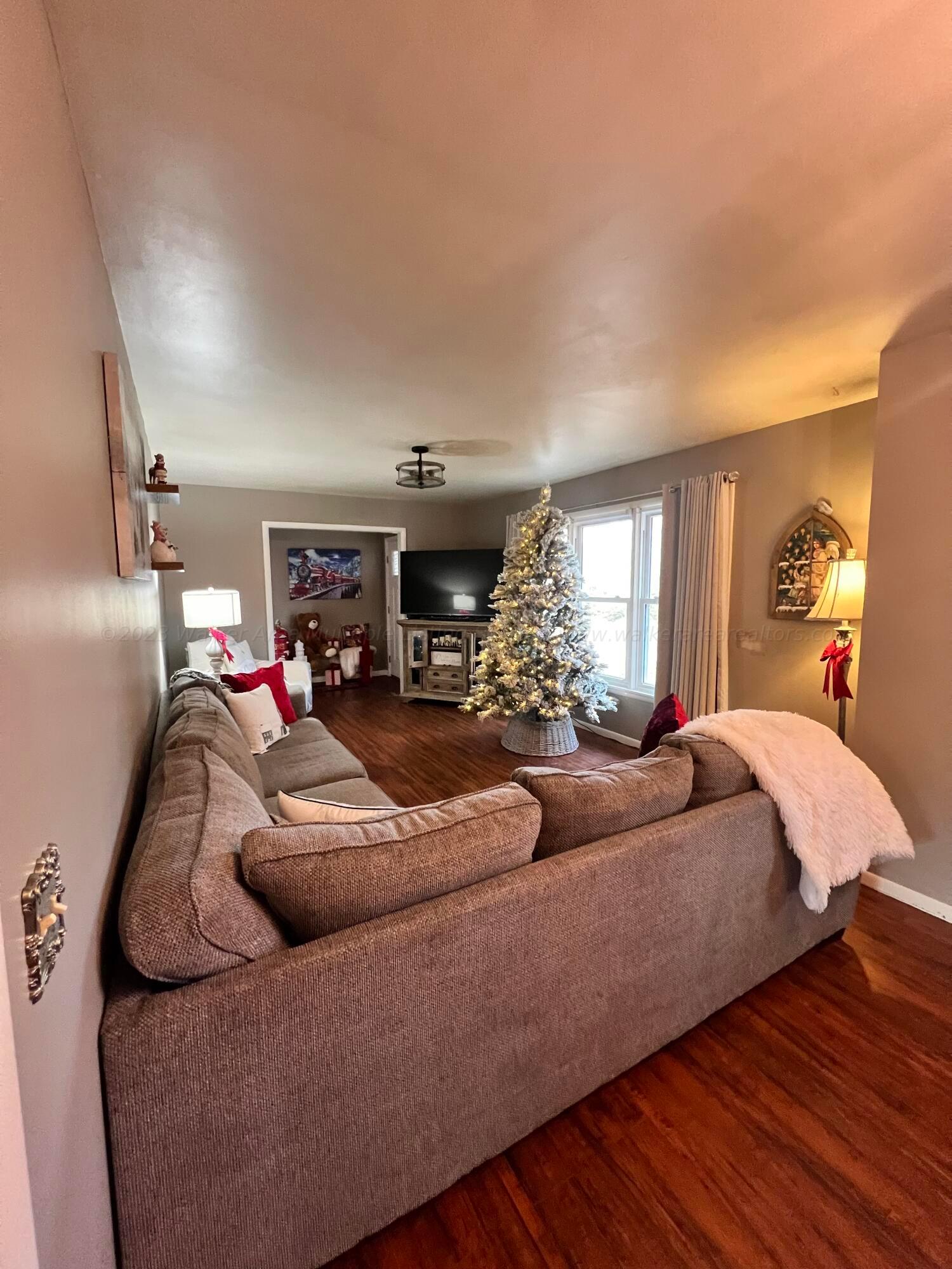 810 8TH COURT NE Ct