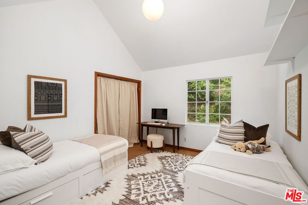 1318 Roscomare Rd