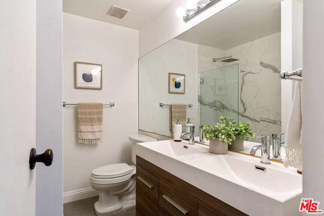 1131 ALTA LOMA RD Unit: 518