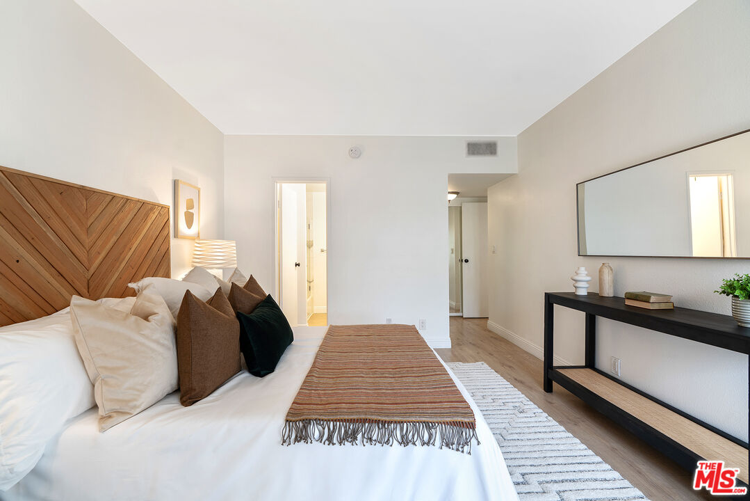 1131 ALTA LOMA RD Unit: 518