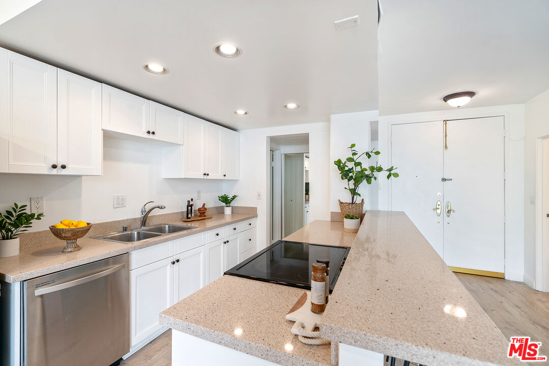 1131 ALTA LOMA RD Unit: 518