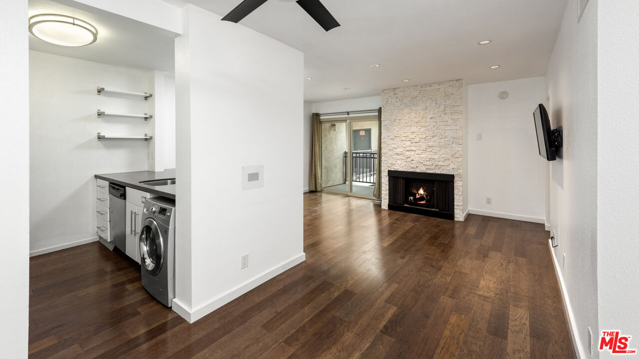 141 S Clark Dr Unit: 404
