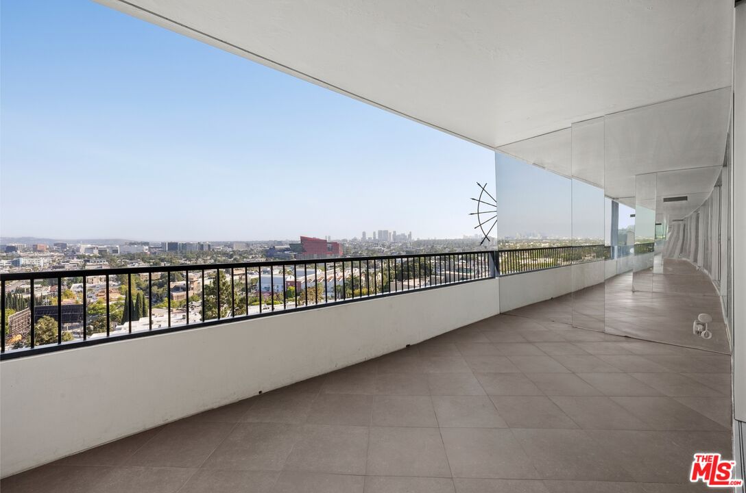1100 Alta Loma Rd Unit: 1105