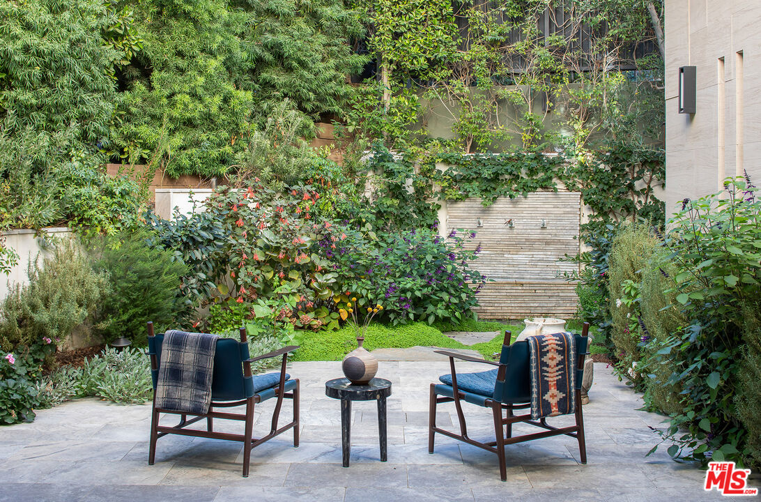 2447 Arbutus Dr