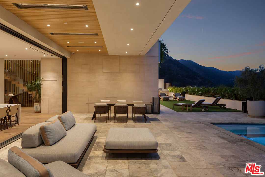 2447 Arbutus Dr