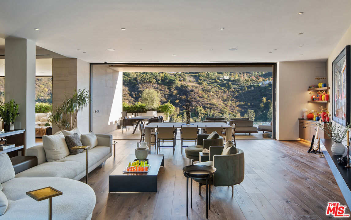 2447 Arbutus Dr