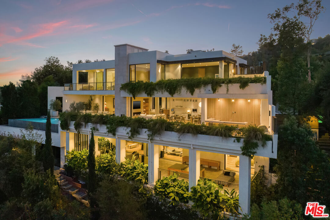 2447 Arbutus Dr