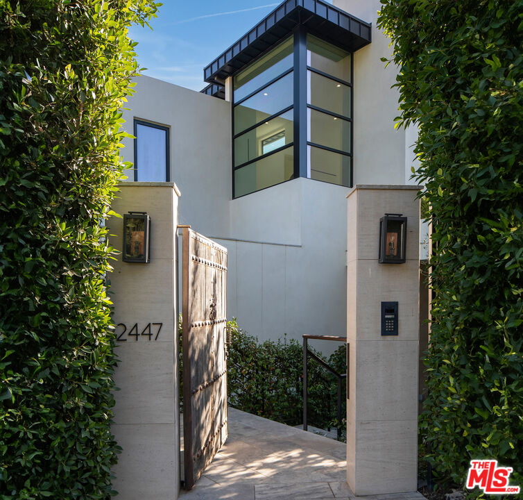2447 Arbutus Dr
