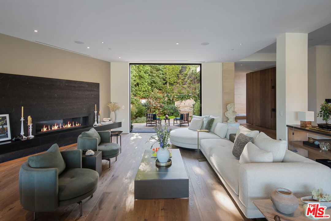 2447 Arbutus Dr