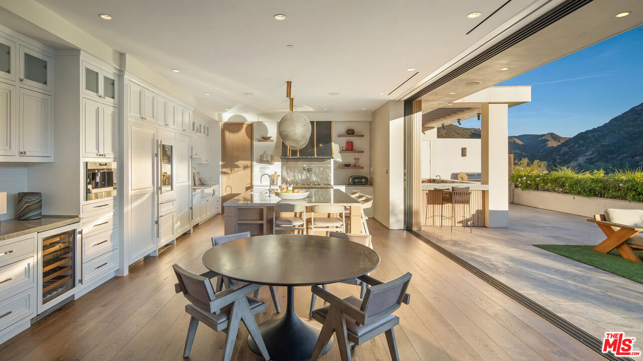 2447 Arbutus Dr