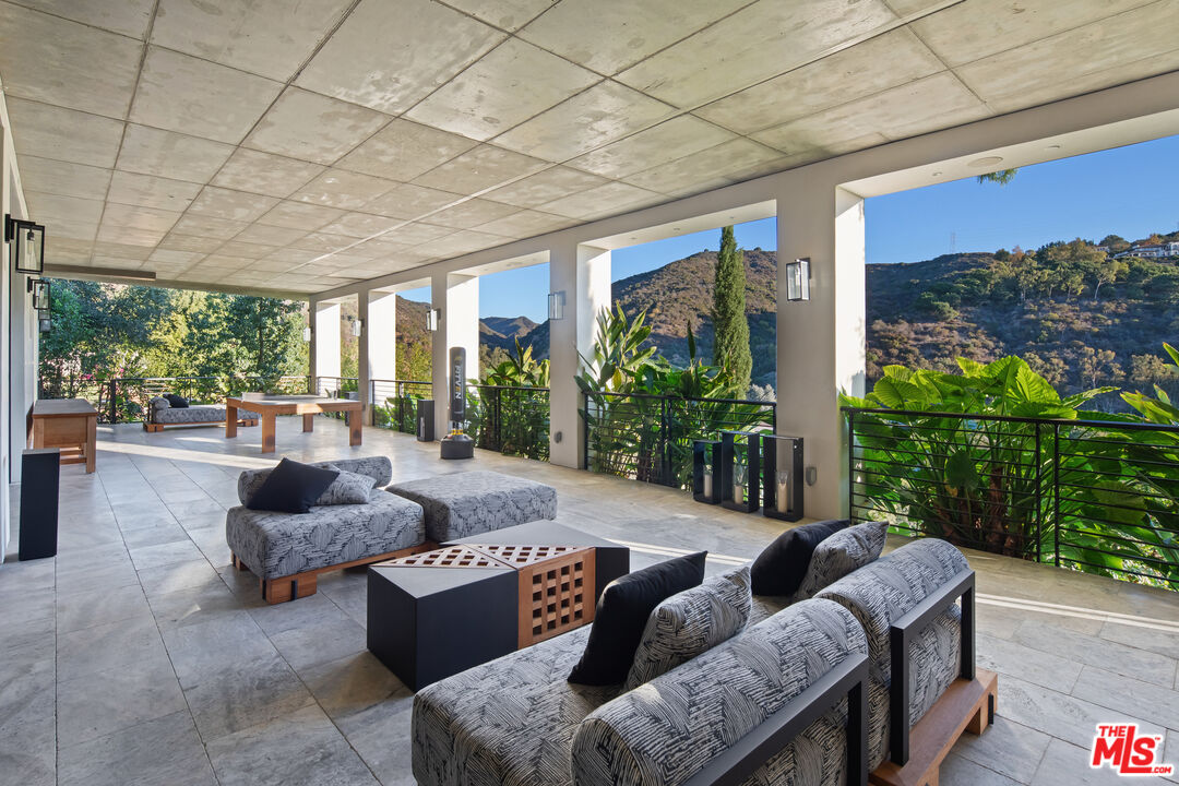 2447 Arbutus Dr