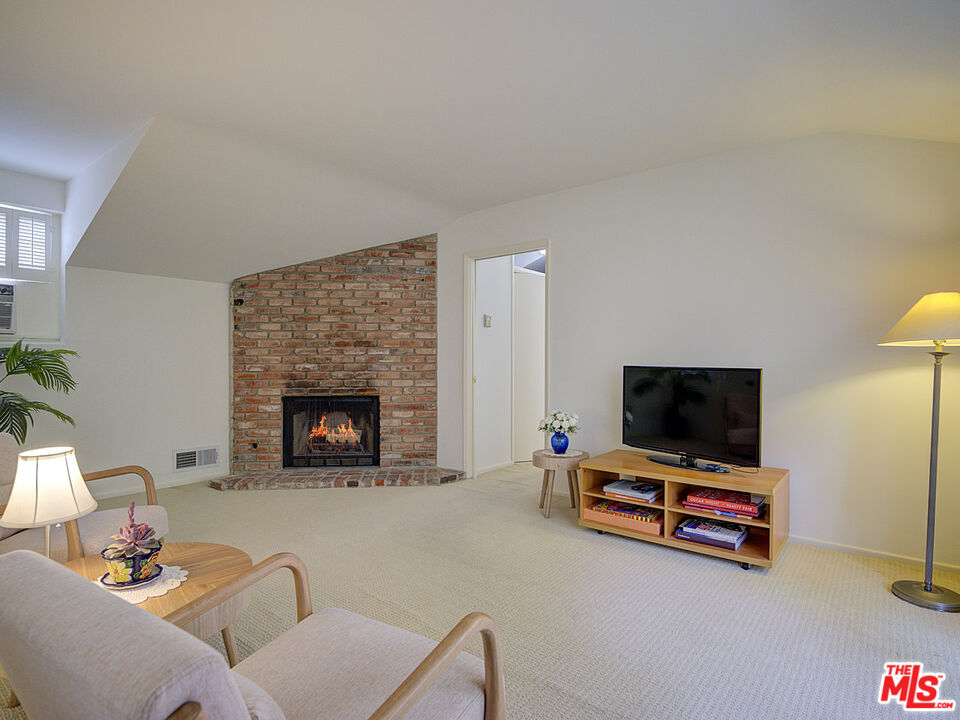 2132 El Roble Ln