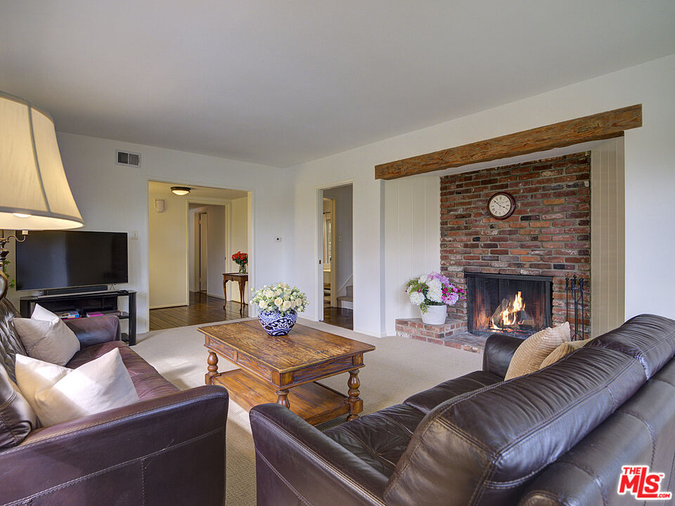 2132 El Roble Ln