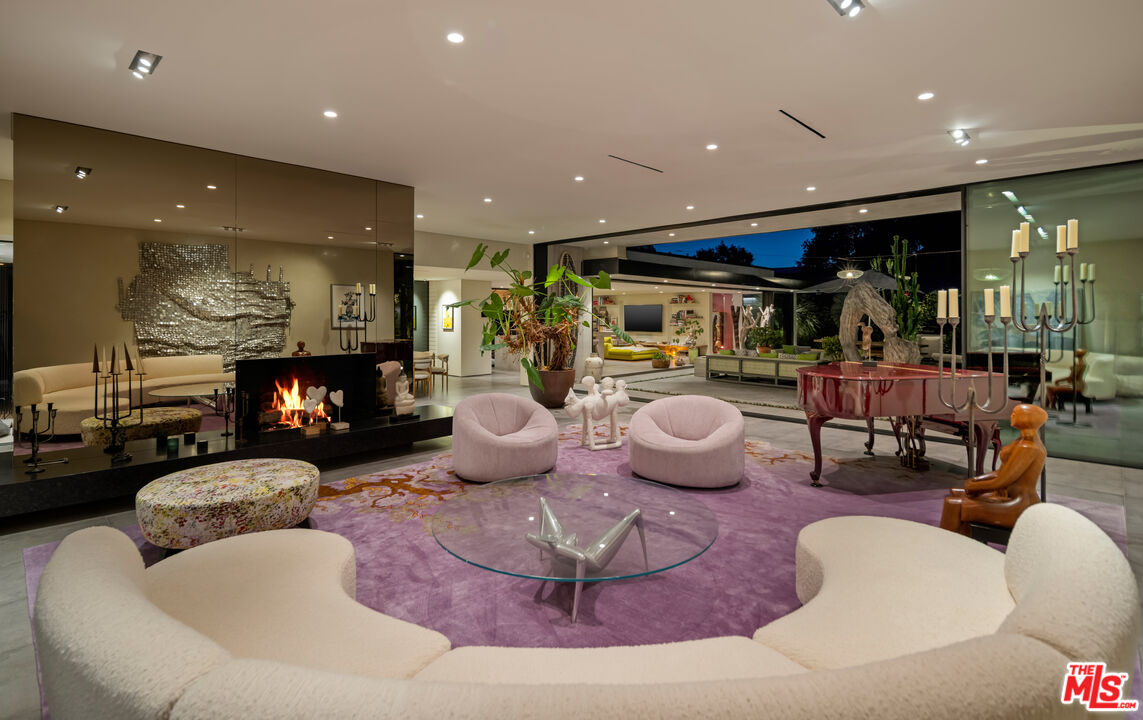 1087 Moraga Dr