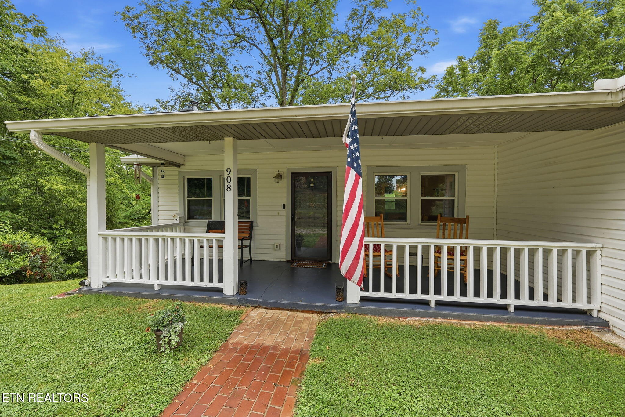 908 E Main St