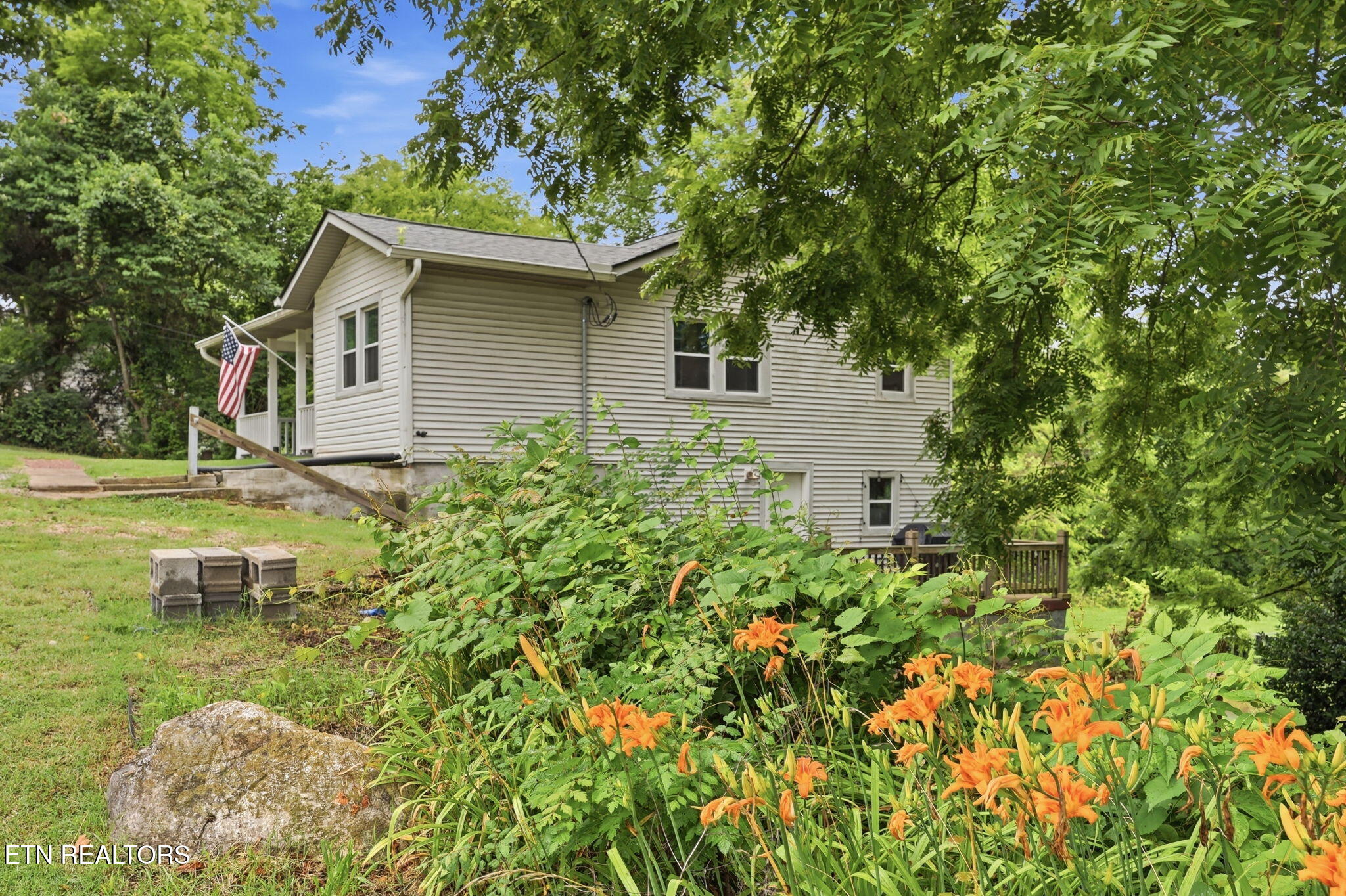 908 E Main St