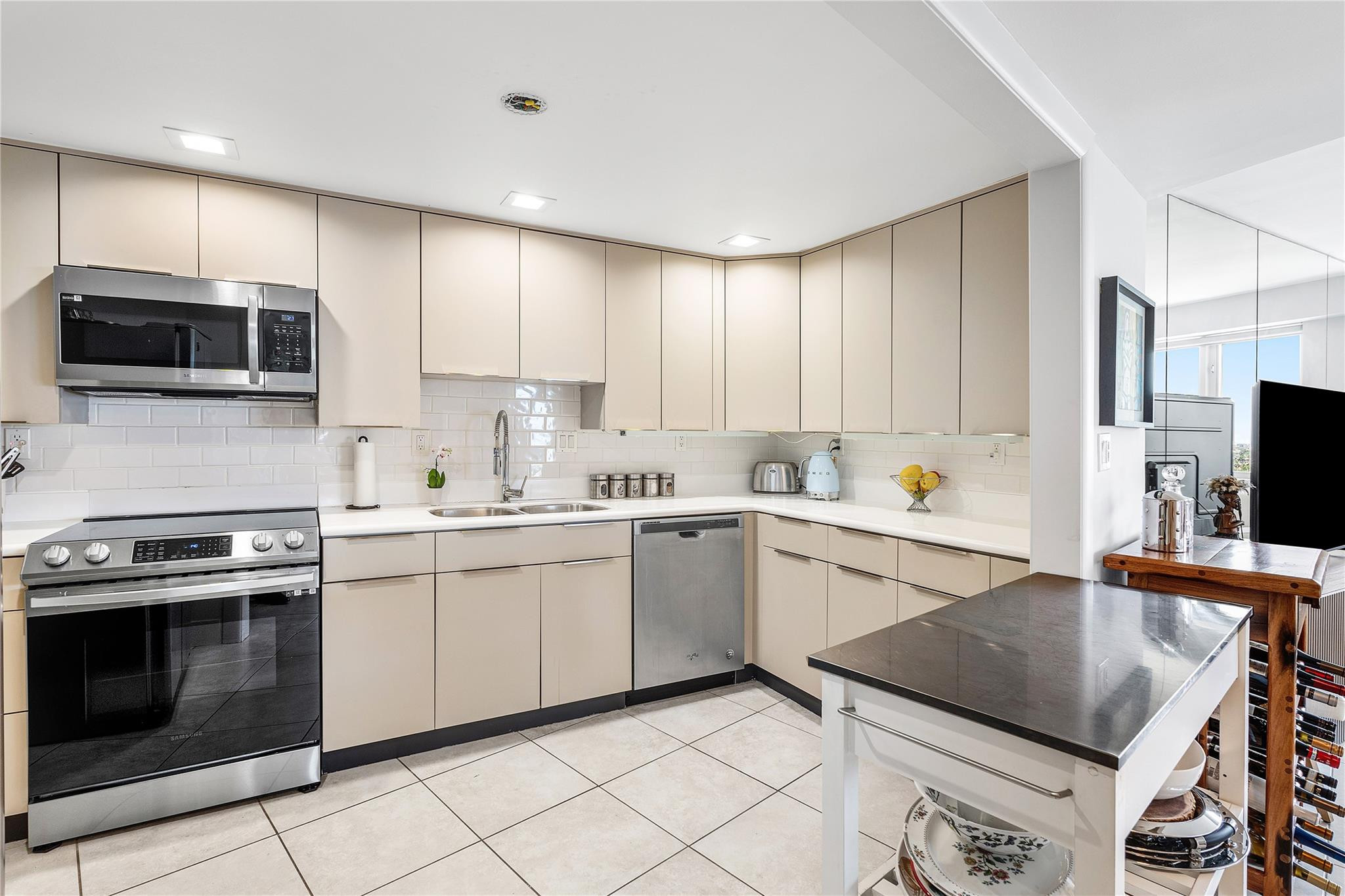 3000 Holiday Drive 1605