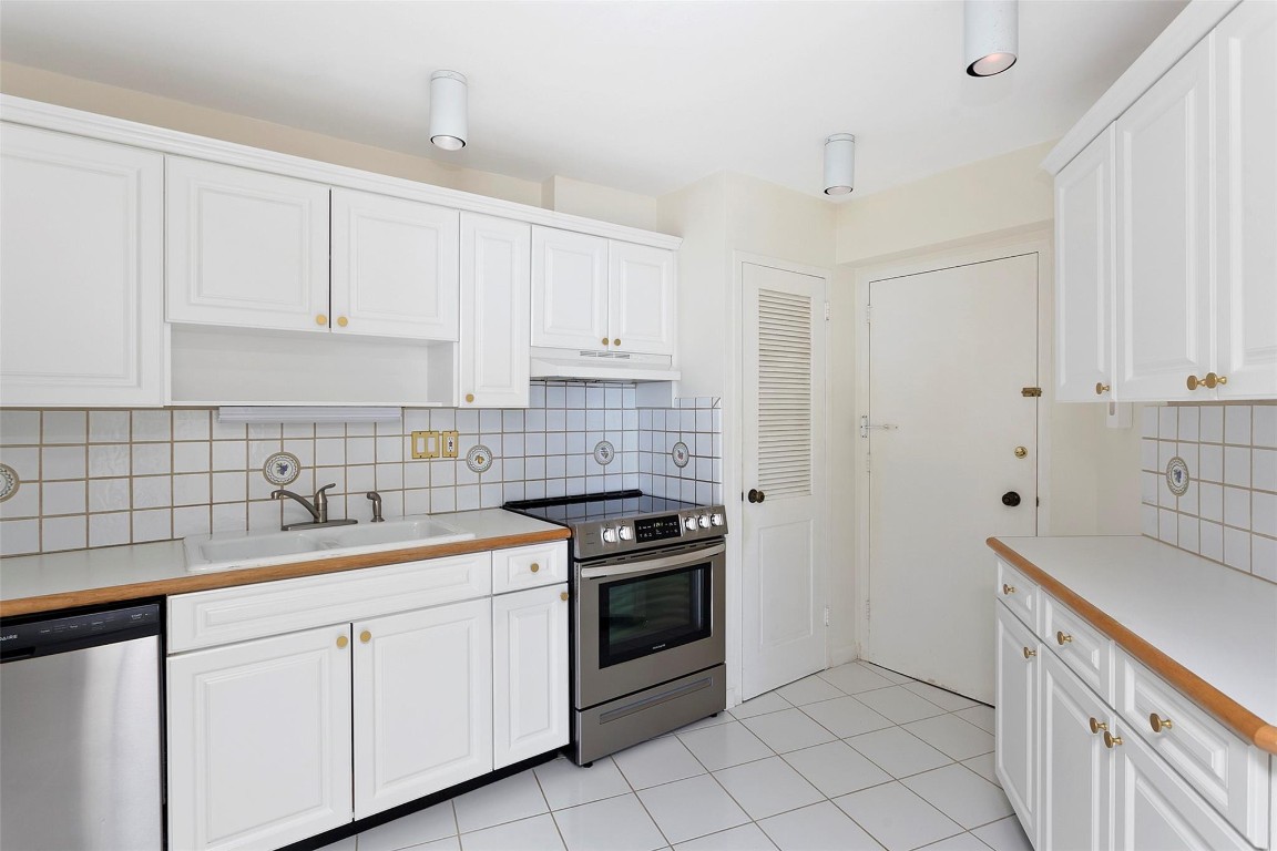 3000 Holiday Dr 1702