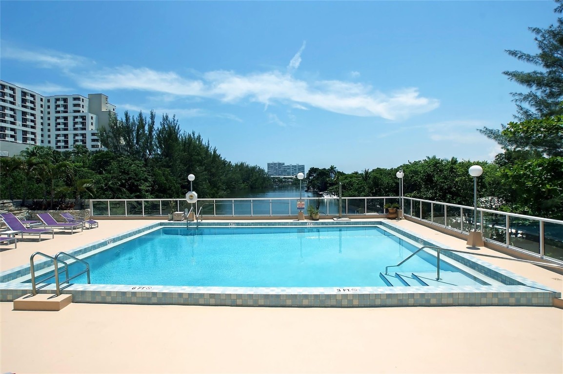 3000 Holiday Dr 1702