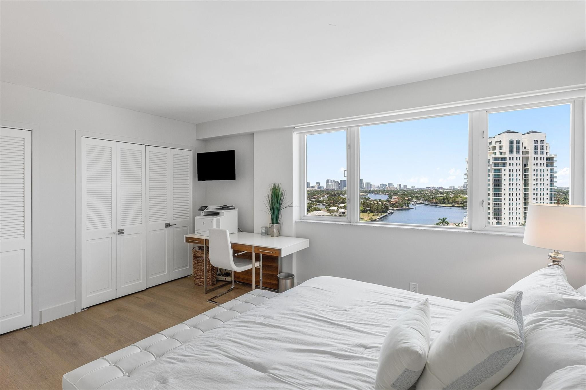 3000 Holiday Dr 1605