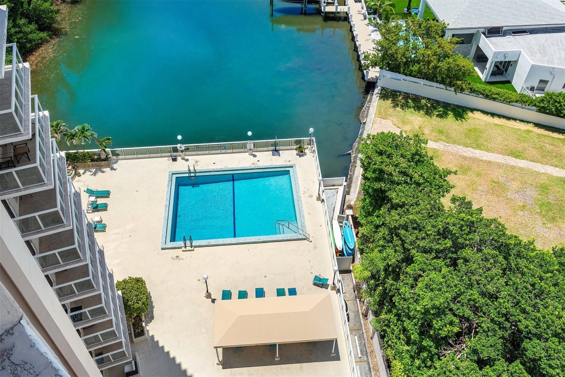 3000 Holiday Dr 1605