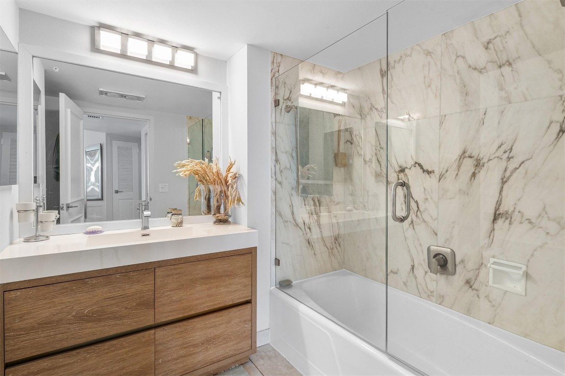 3000 Holiday Dr 1605