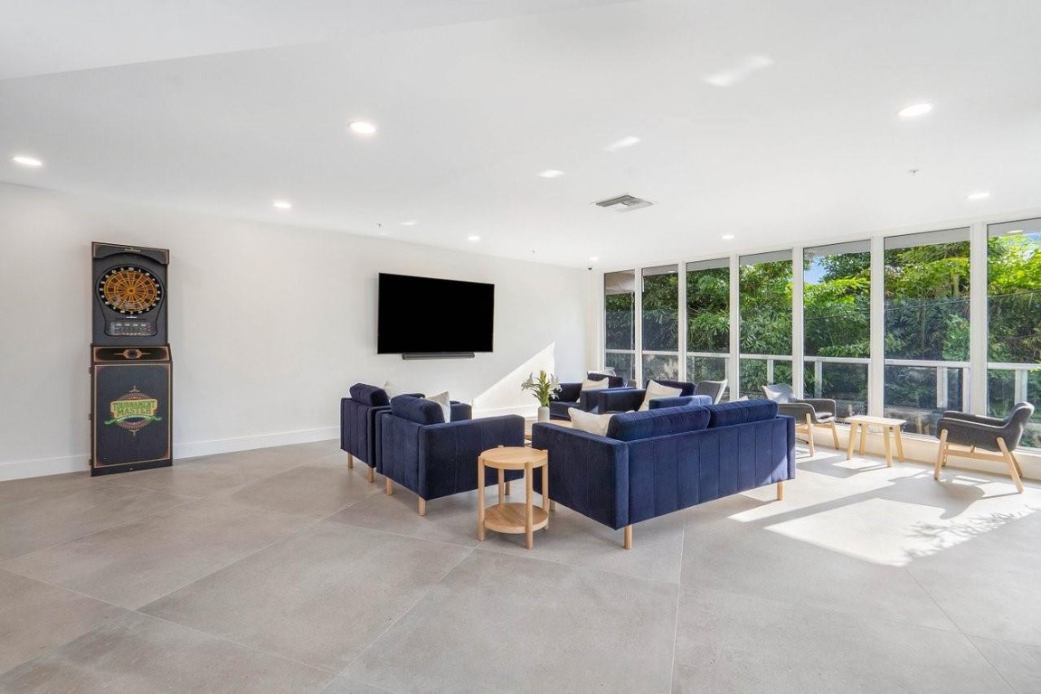 3000 Holiday Dr 1605