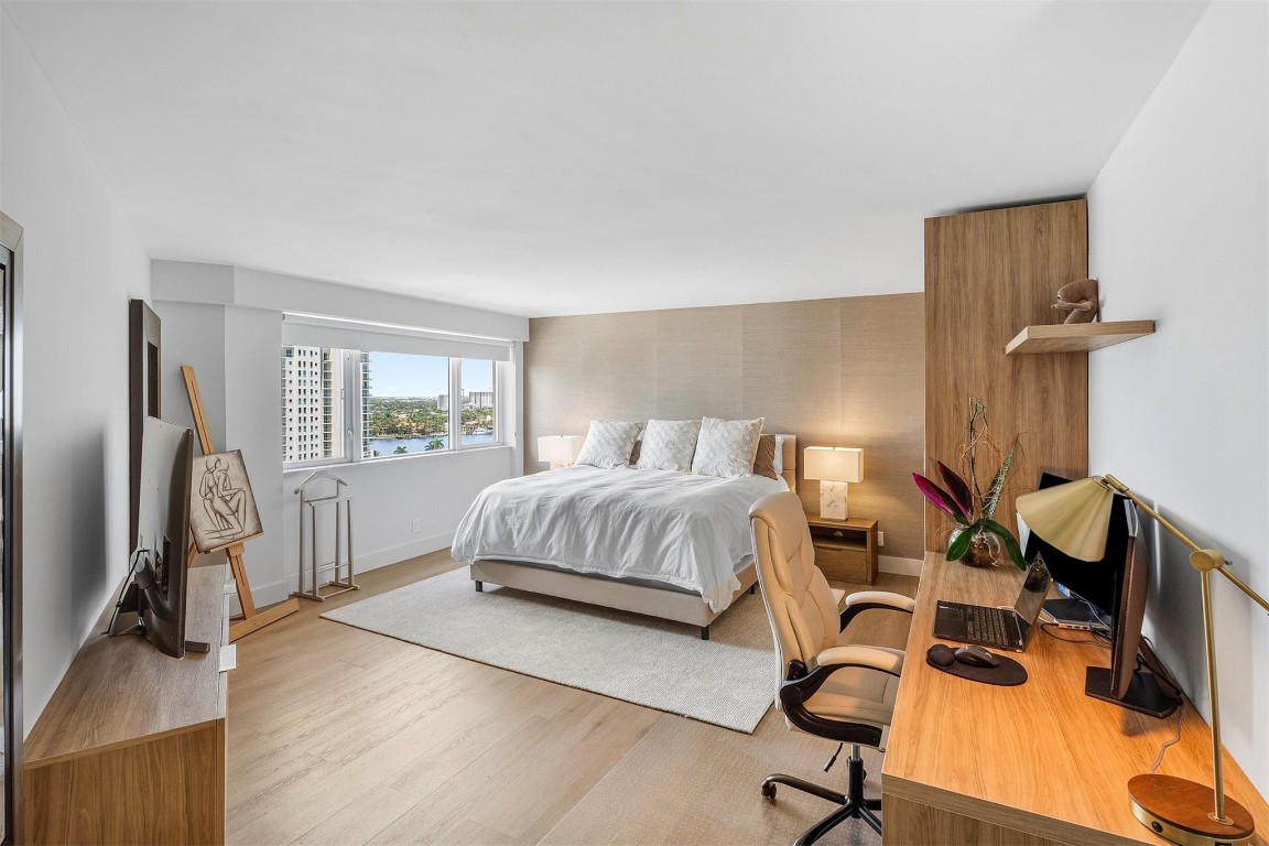 3000 Holiday Dr 1605