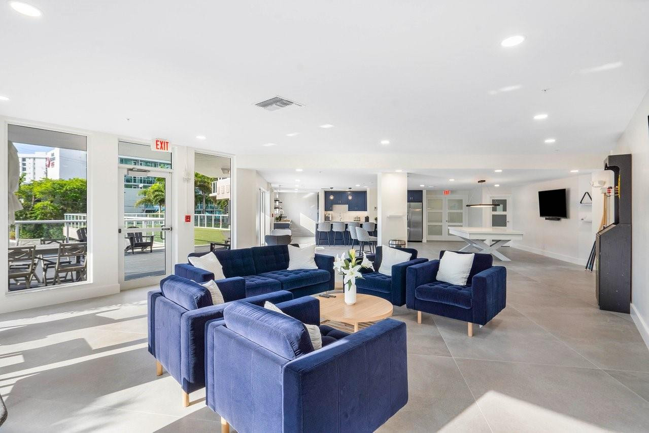 3000 Holiday Dr 1605