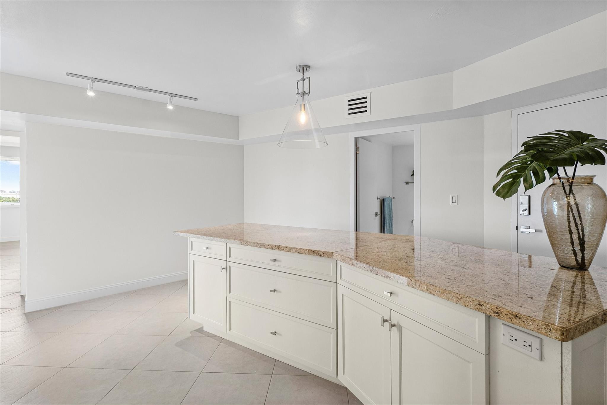 3000 Holiday Dr 1104