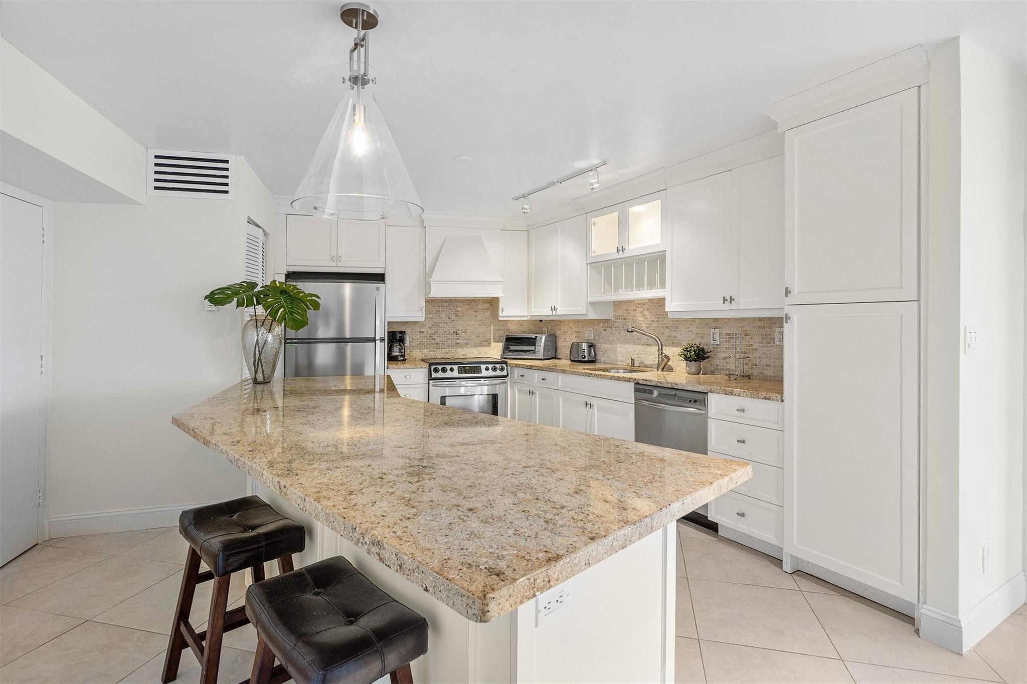 3000 Holiday Dr 1104