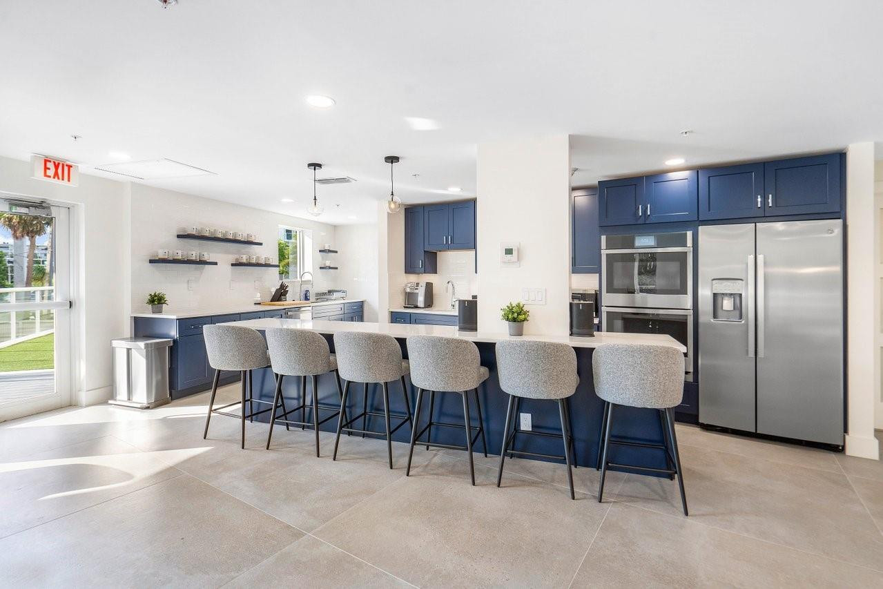 3000 Holiday Drive 1605