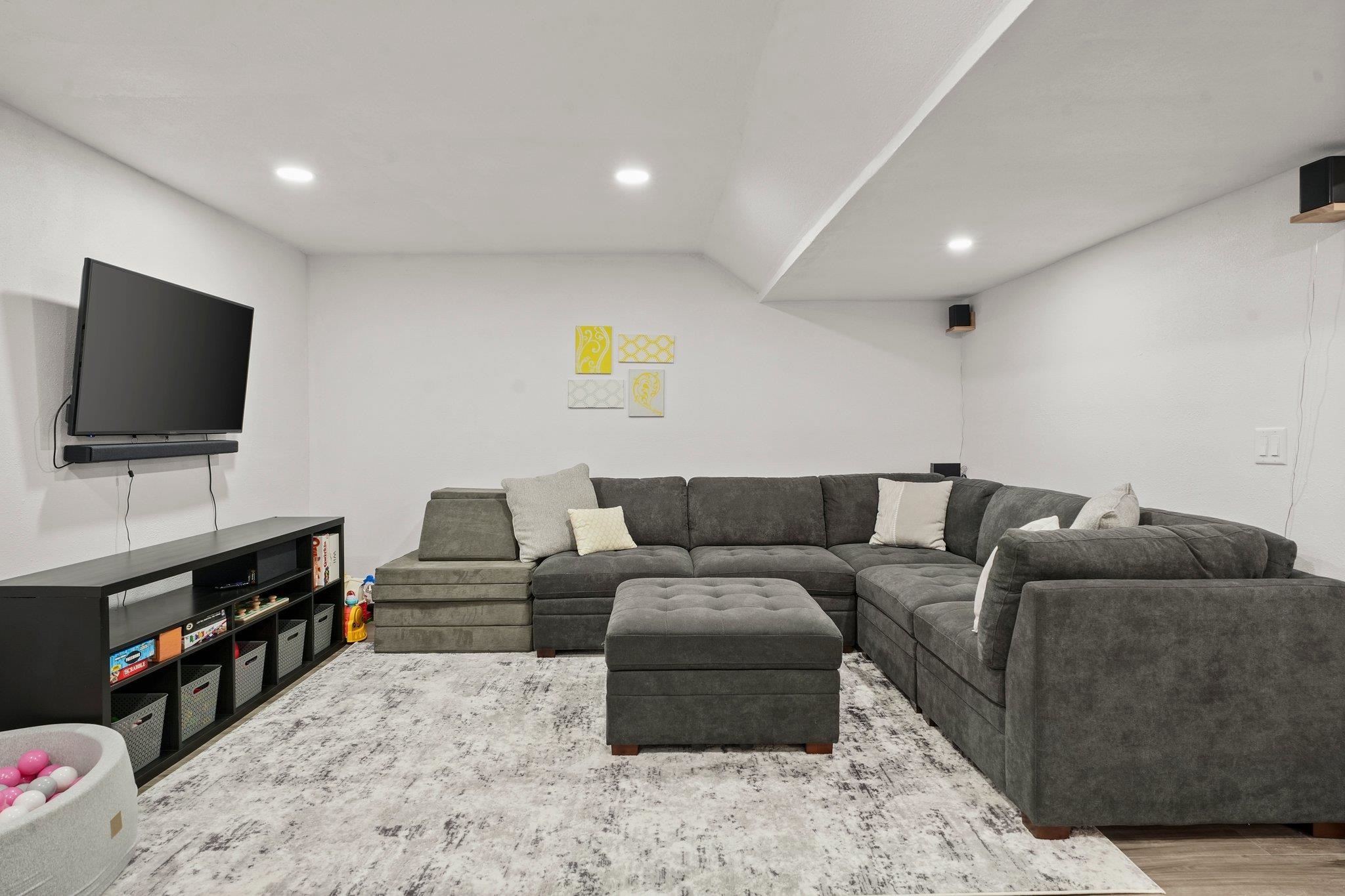 835 E Chapel Royal Drive