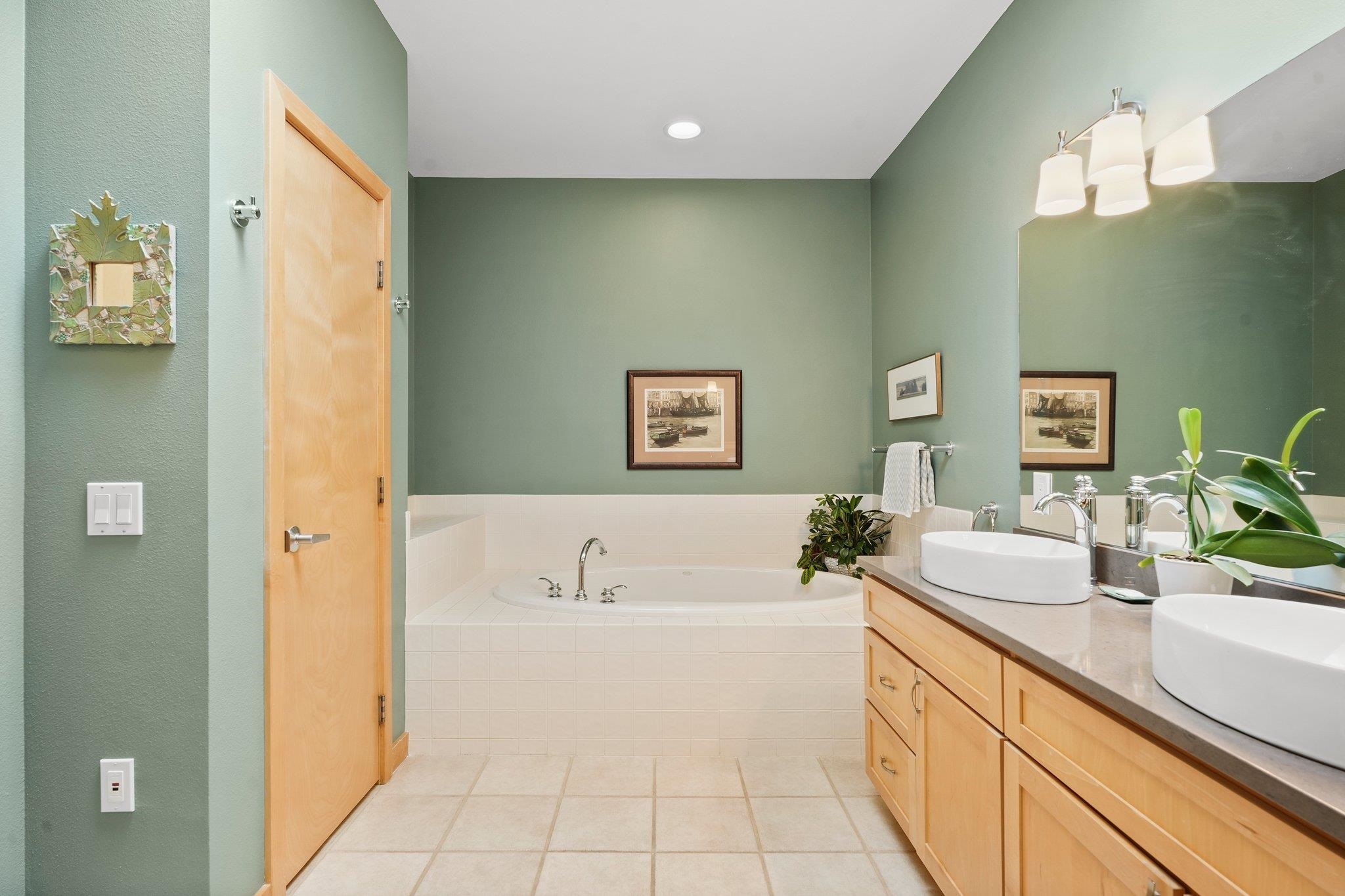533 W Main Street Unit: 305