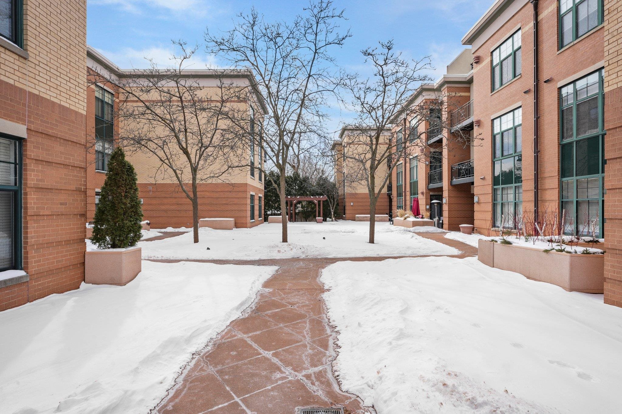 533 W Main Street Unit: 305