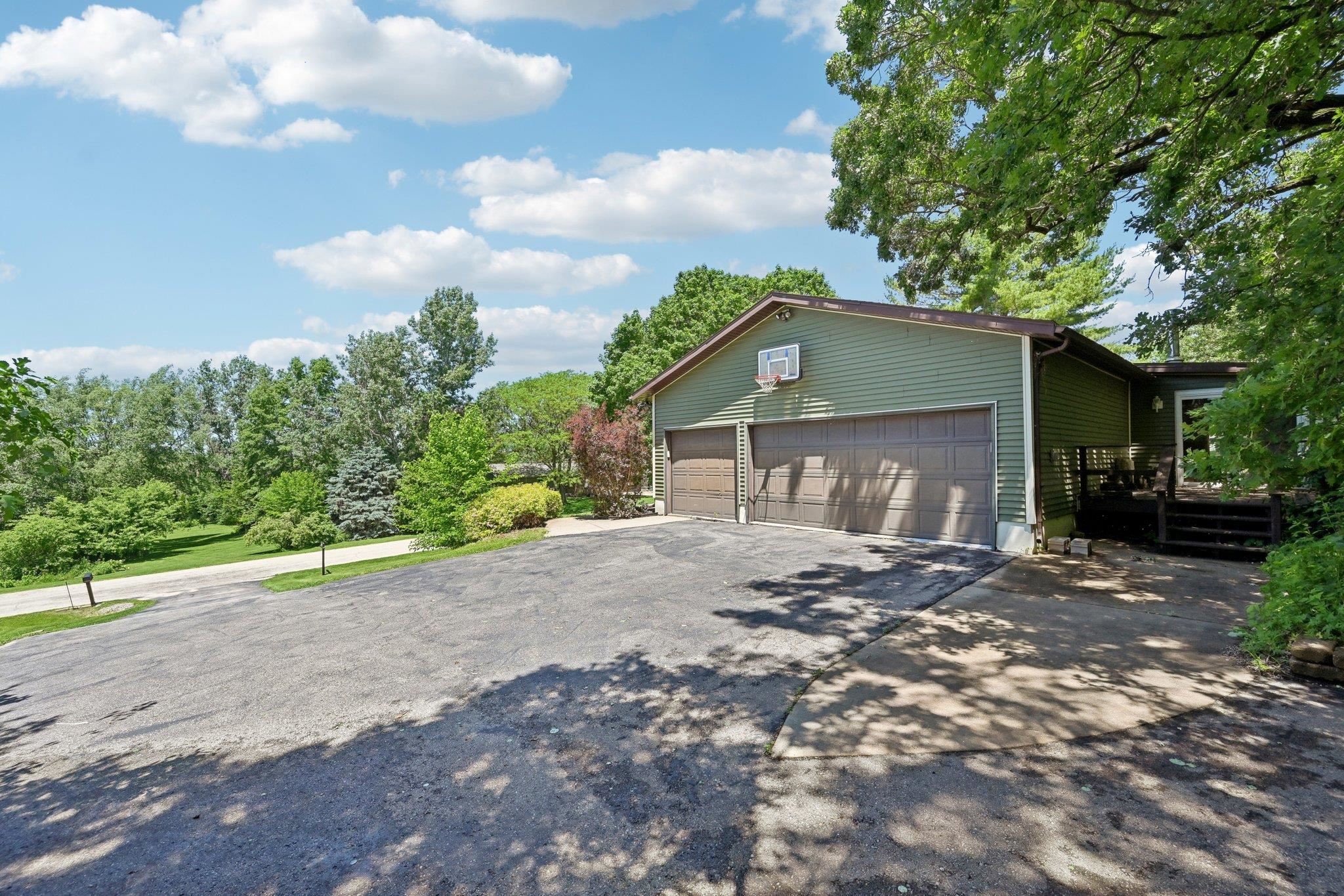 7476 Oak Circle Drive
