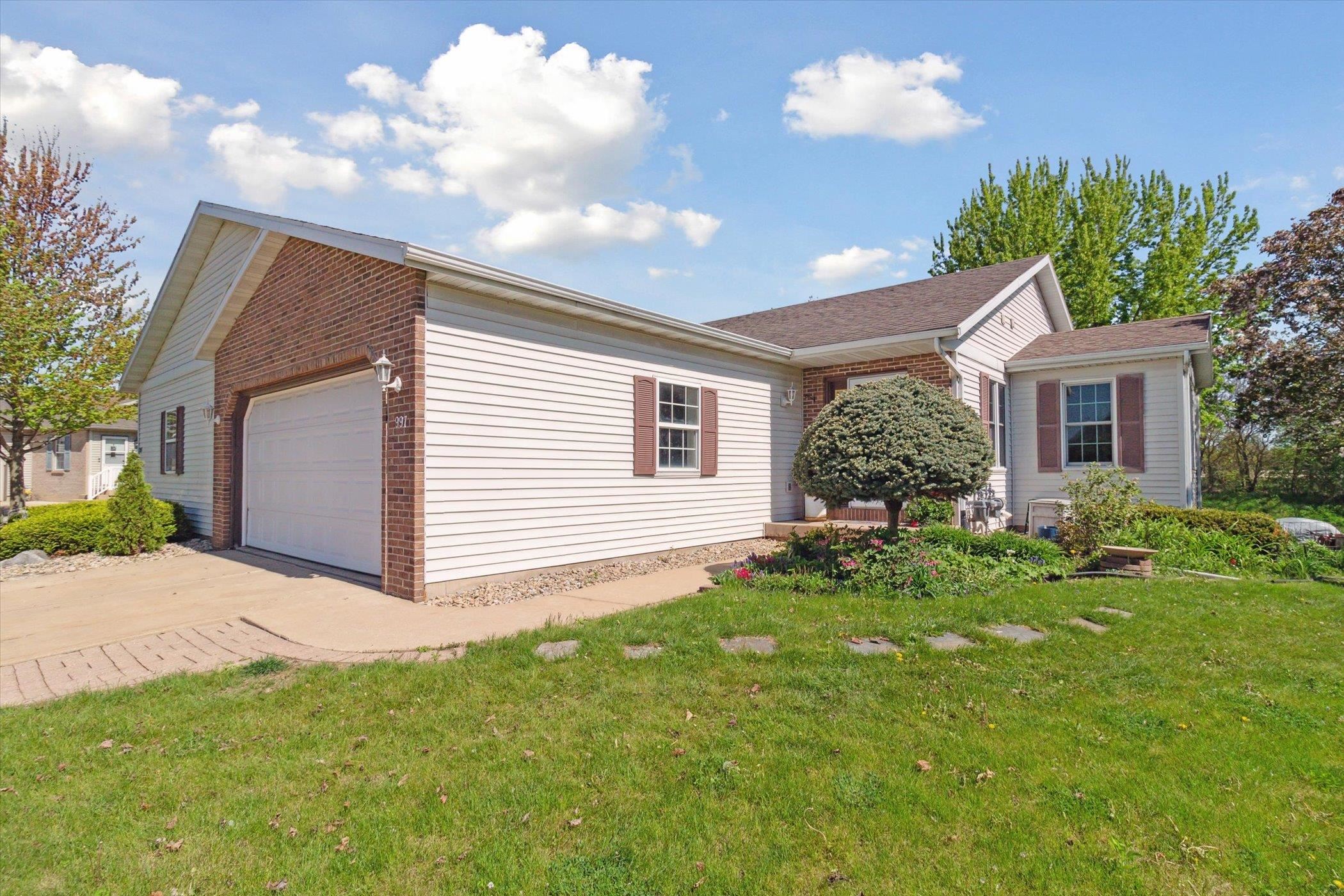 997 NEW HAMPTON Drive
