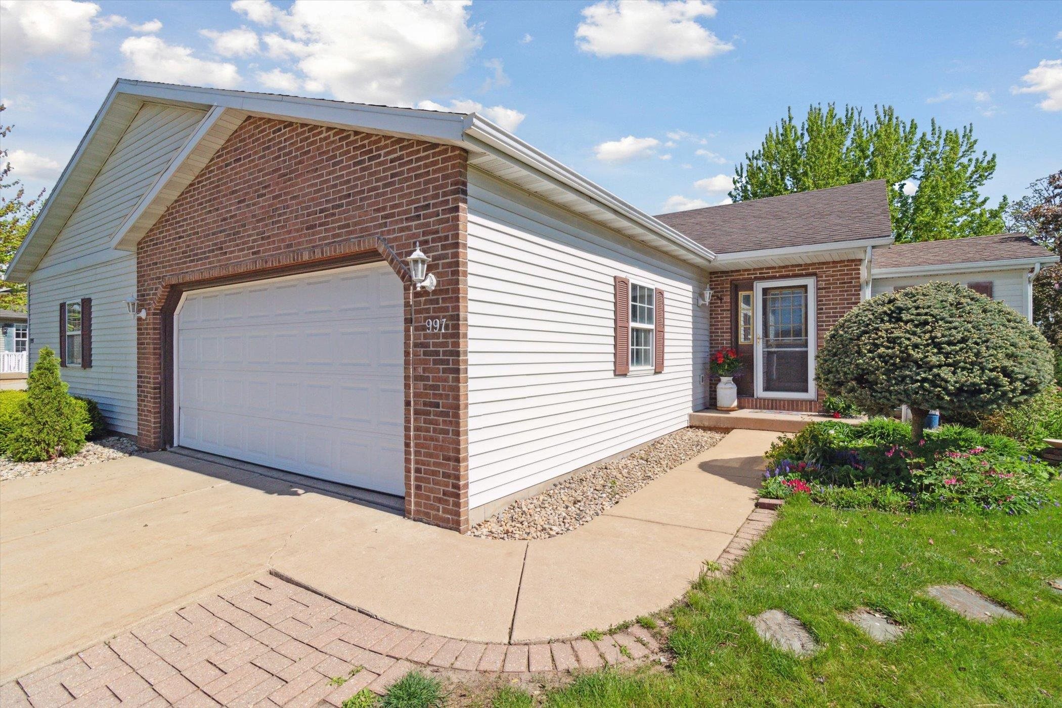 997 NEW HAMPTON Drive