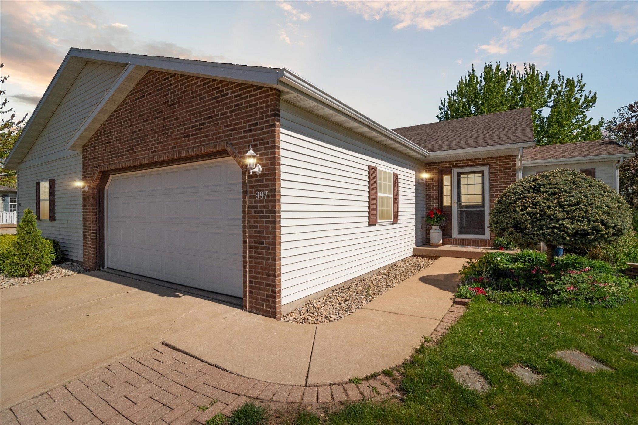 997 NEW HAMPTON Drive