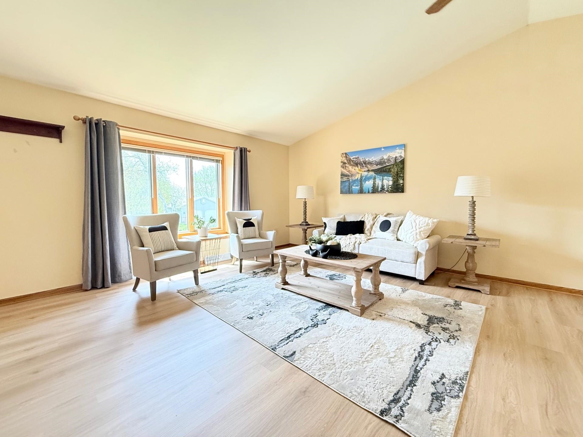528 W Mohawk Trail