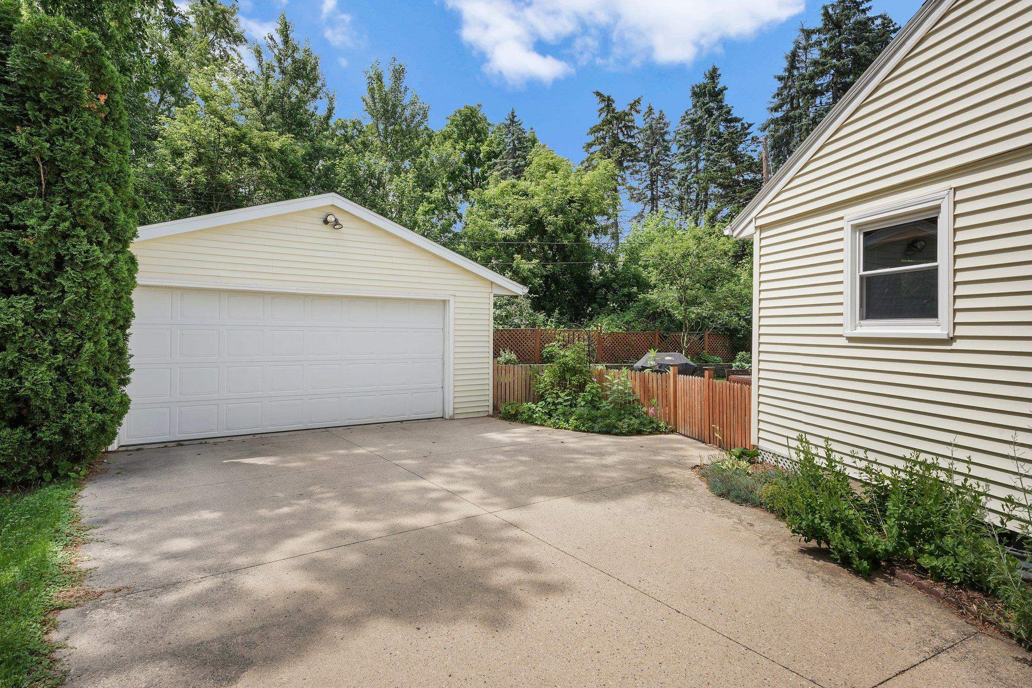 5325 Oak Crest Place