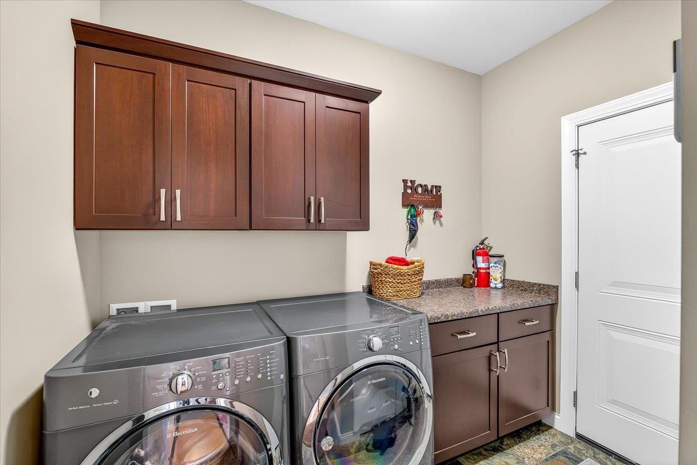 9013 Royal Oaks Circle