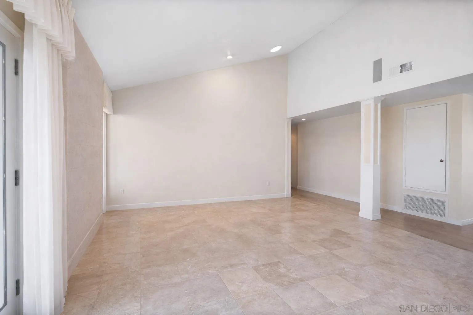 1169 Calle Del Baston