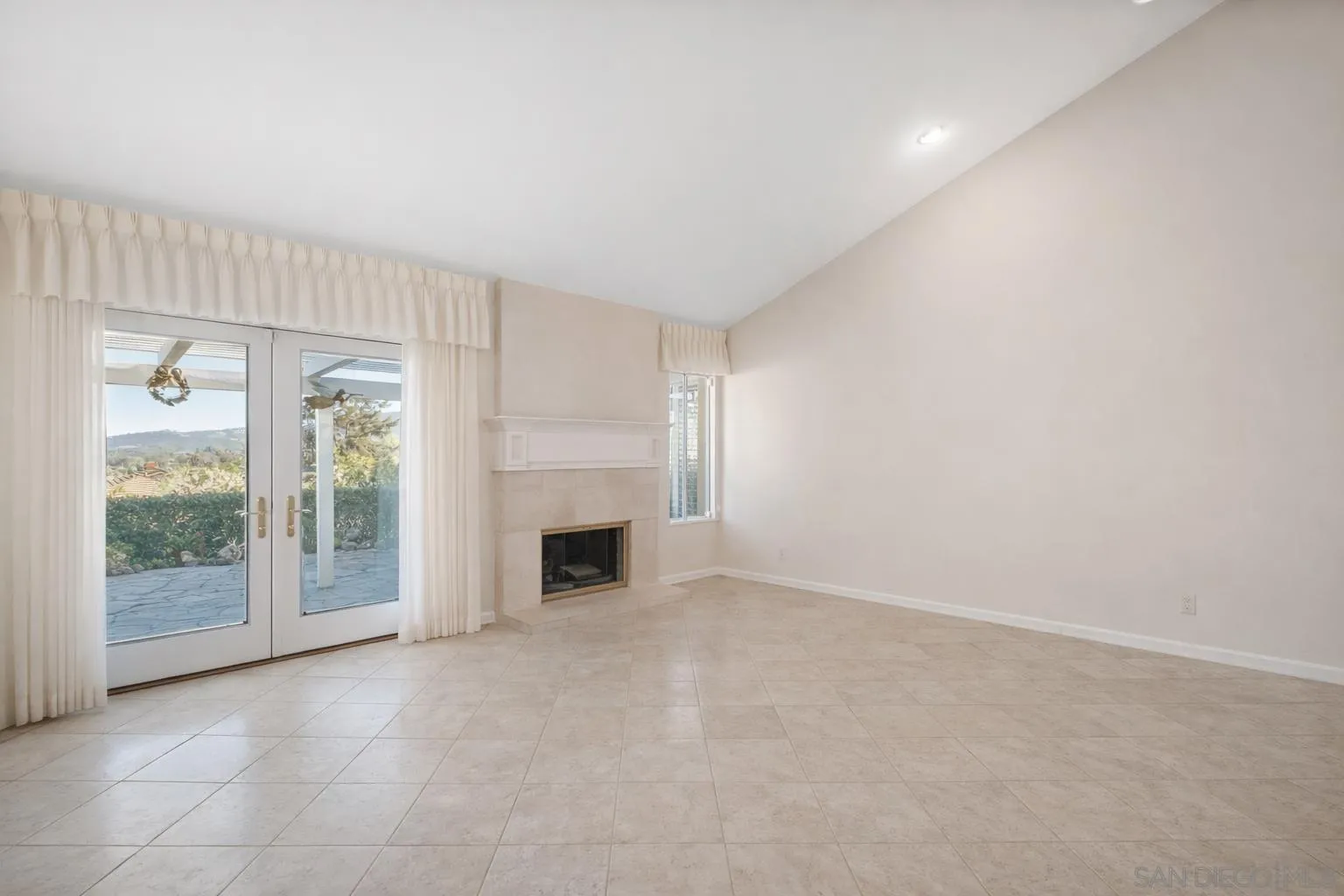 1169 Calle Del Baston