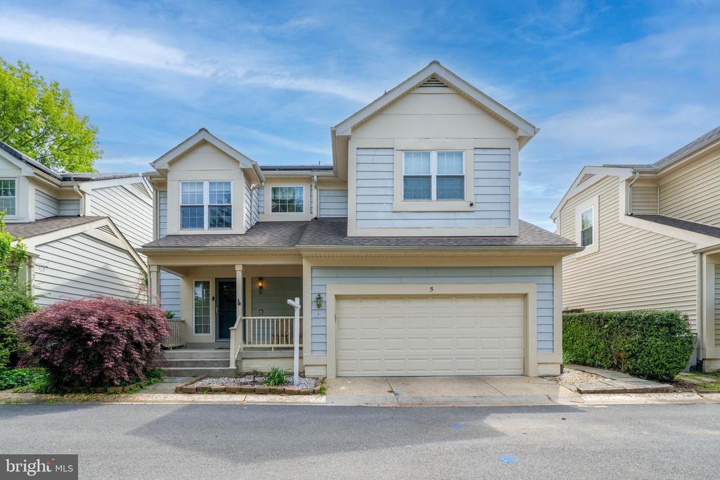 5 HOLLY POND COURT