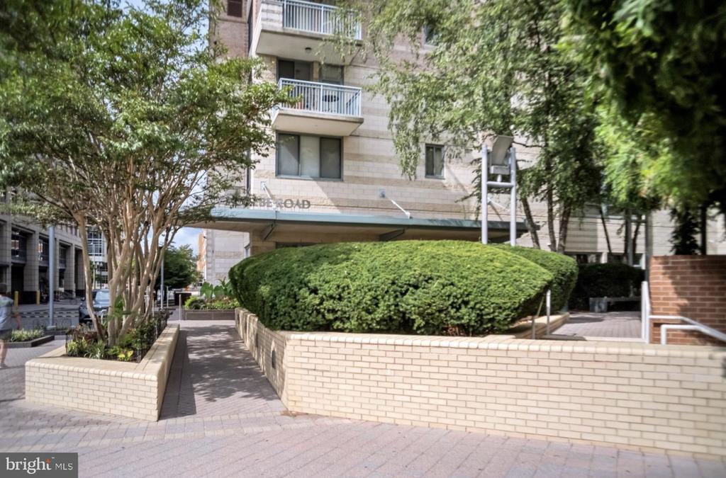 851 N GLEBE ROAD Unit: 402