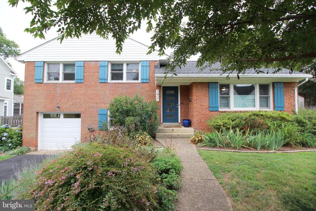 1421 MAYFLOWER DRIVE