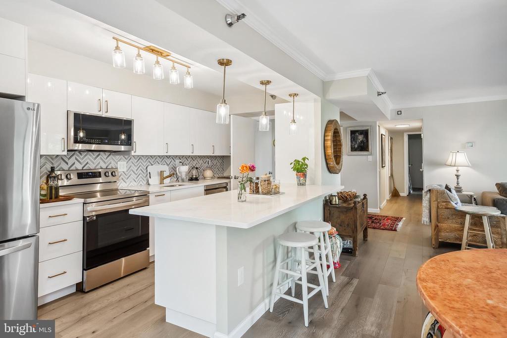 1808 OLD MEADOW ROAD Unit: 906