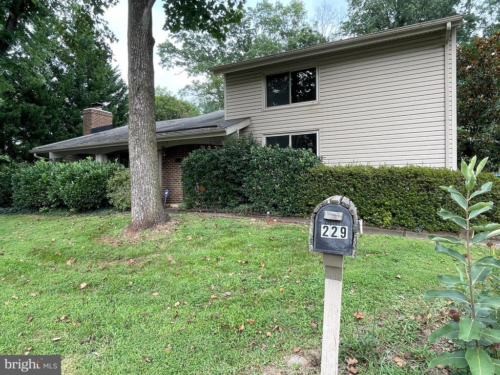 229 W MEADOWLAND LANE W
